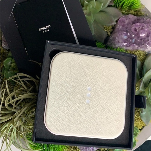 New In Box Courant Catch : 1 Wireless Charger station Snow White tech - Picture 3 of 6